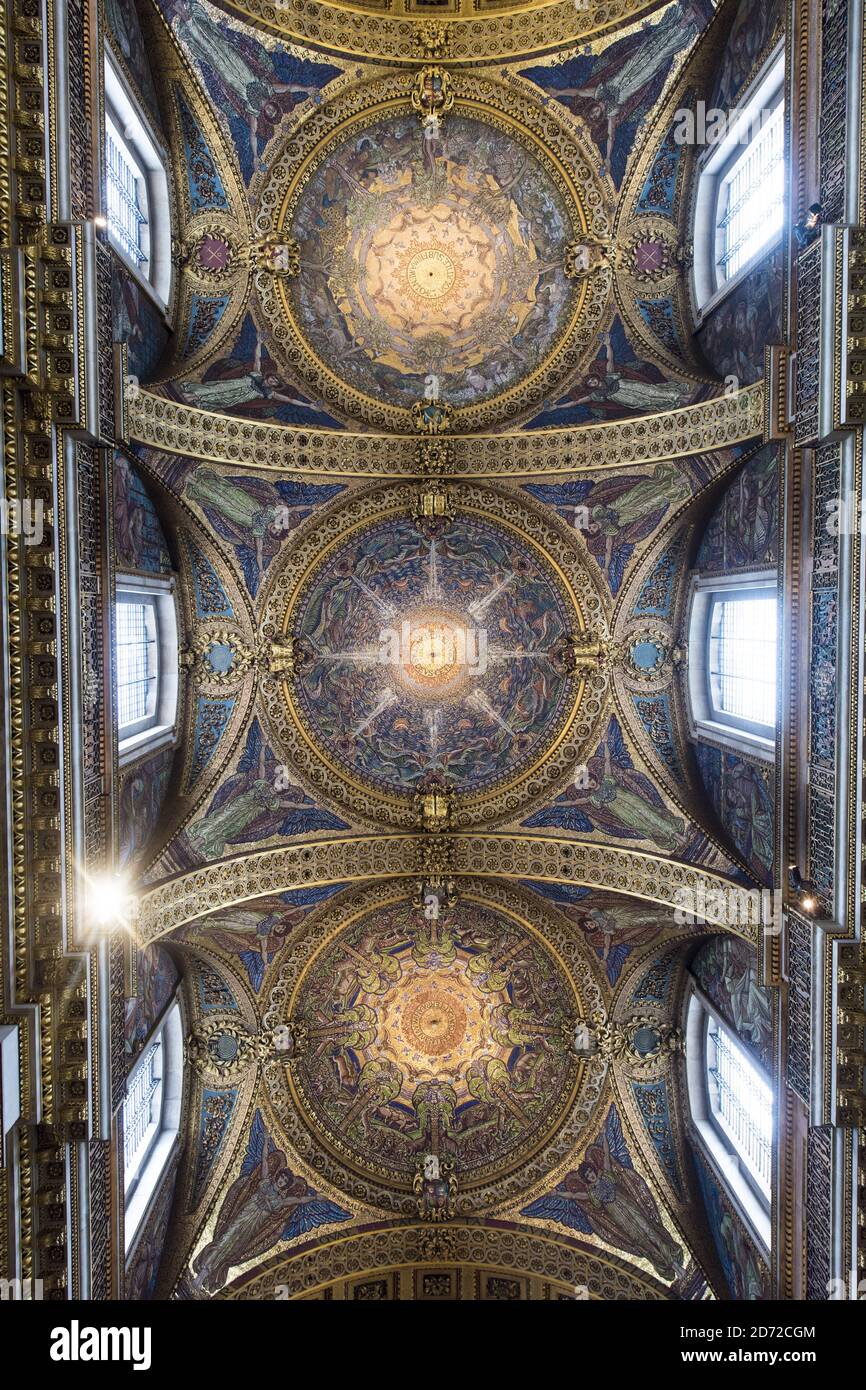 Vista generale della volta sopra il coro della Cattedrale di San Paolo a Londra, decorata con mosaici di Sir William Blake Richmond. Data immagine: Venerdì 9 giugno 2017. Il credito fotografico dovrebbe essere: Matt Crossick/ EMPICS Entertainment. Foto Stock