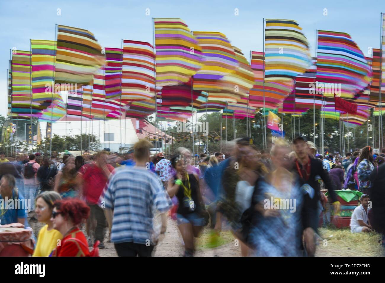 I festaioli durante il festival di Glastonbury presso la Worthy Farm di Pilton, Somerset. Data immagine: Venerdì 23 giugno 2017. Il credito fotografico dovrebbe essere: Matt Crossick/ EMPICS Entertainment. Foto Stock