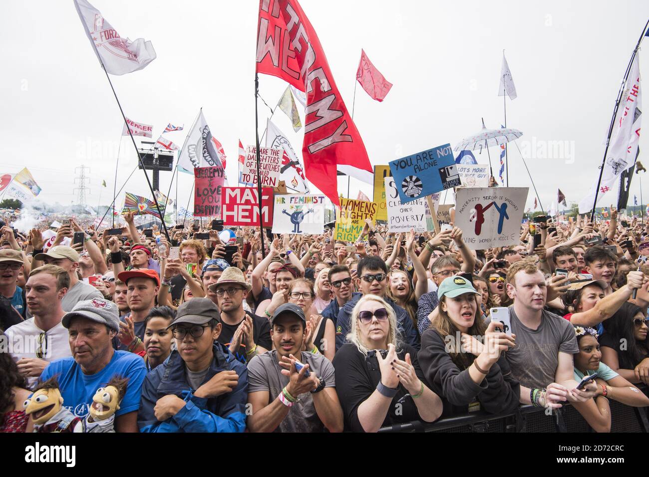 La folla guarda Jeremy Corbyn parlare sul palco di Pyramid durante il festival di Glastonbury presso la Worthy Farm di Pilton, Somerset. Data immagine: Sabato 24 giugno 2017. Il credito fotografico dovrebbe essere: Matt Crossick/ EMPICS Entertainment. Foto Stock