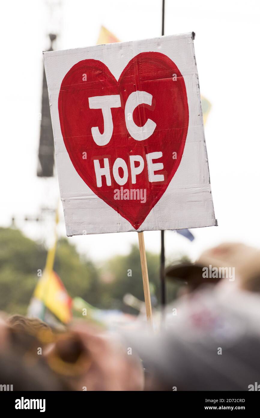 I banner si sono tenuti in mostra mentre la folla guarda Jeremy Corbyn parlare sul palco di Pyramid durante il festival di Glastonbury presso la Worthy Farm di Pilton, Somerset. Data immagine: Sabato 24 giugno 2017. Il credito fotografico dovrebbe essere: Matt Crossick/ EMPICS Entertainment. Foto Stock