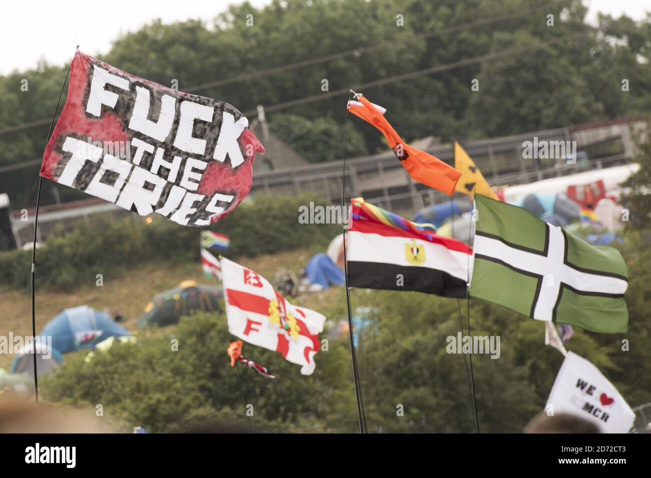 I REDATTORI NOTANO I CONTENUTI che Banners ha tenuto in su mentre la folla guarda Jeremy Corbyn parlare sul palco di Pyramid durante il festival di Glastonbury a Worthy Farm a Pilton, Somerset. Data immagine: Sabato 24 giugno 2017. Il credito fotografico dovrebbe essere: Matt Crossick/ EMPICS Entertainment. Foto Stock