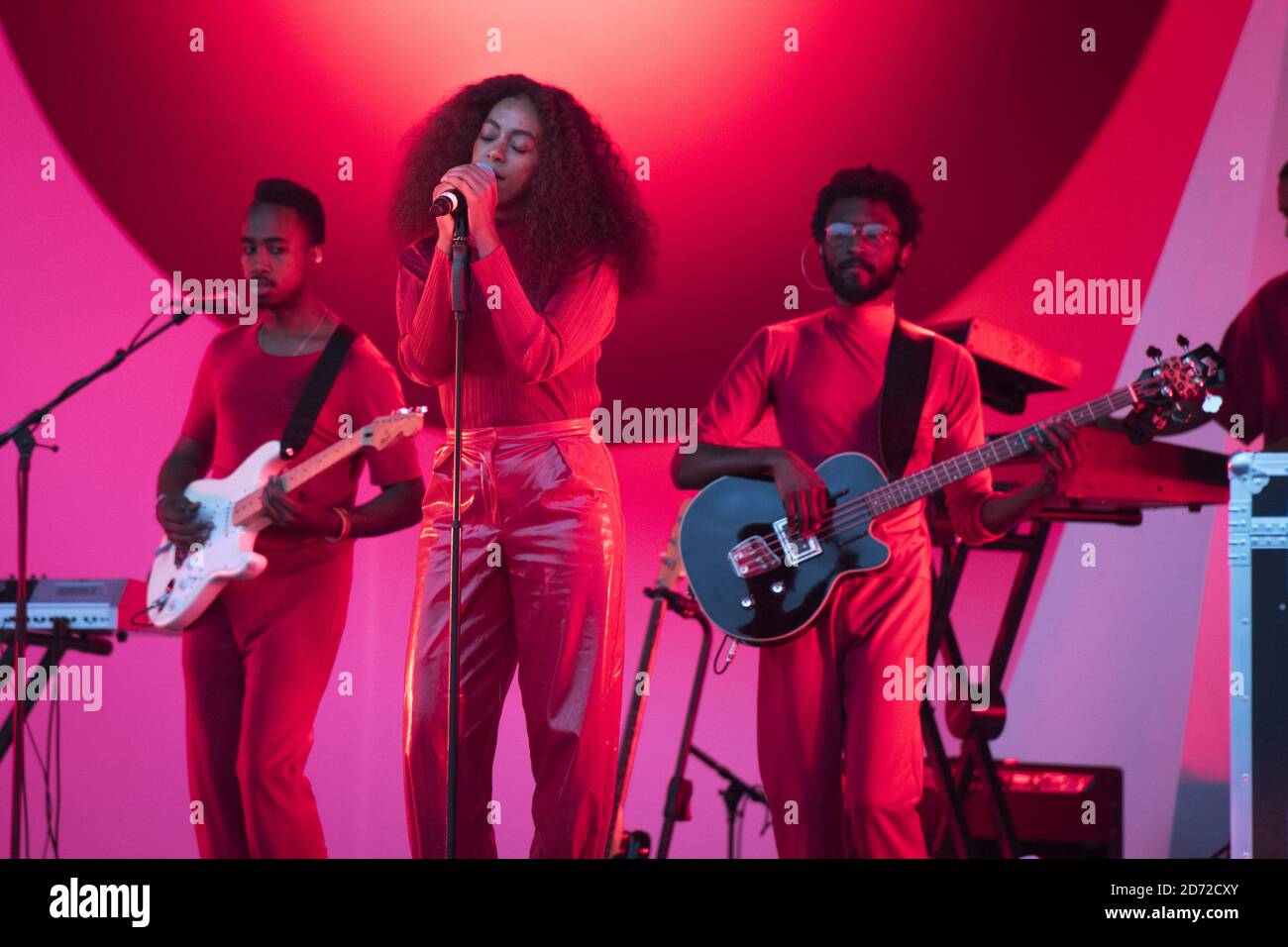 Solange si esibisce durante il festival di Glastonbury presso la Worthy Farm di Pulton, Somerset. Data immagine: Sabato 24 giugno 2017. Il credito fotografico dovrebbe essere: Matt Crossick/ EMPICS Entertainment. Foto Stock