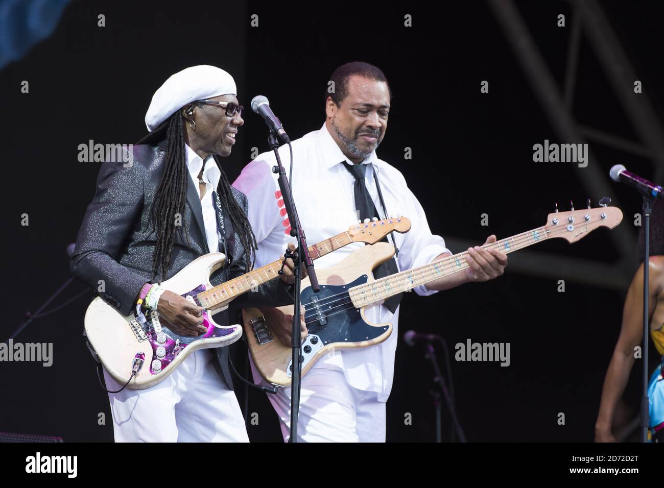 Nile Rodgers e Jerry Barnes si esibiscono con Chic sul palco della Piramide durante il festival di Glastonbury presso la Worthy Farm di Pilton, Somerset. Data immagine: Domenica 25 giugno 2017. Il credito fotografico dovrebbe essere: Matt Crossick/ EMPICS Entertainment. Foto Stock