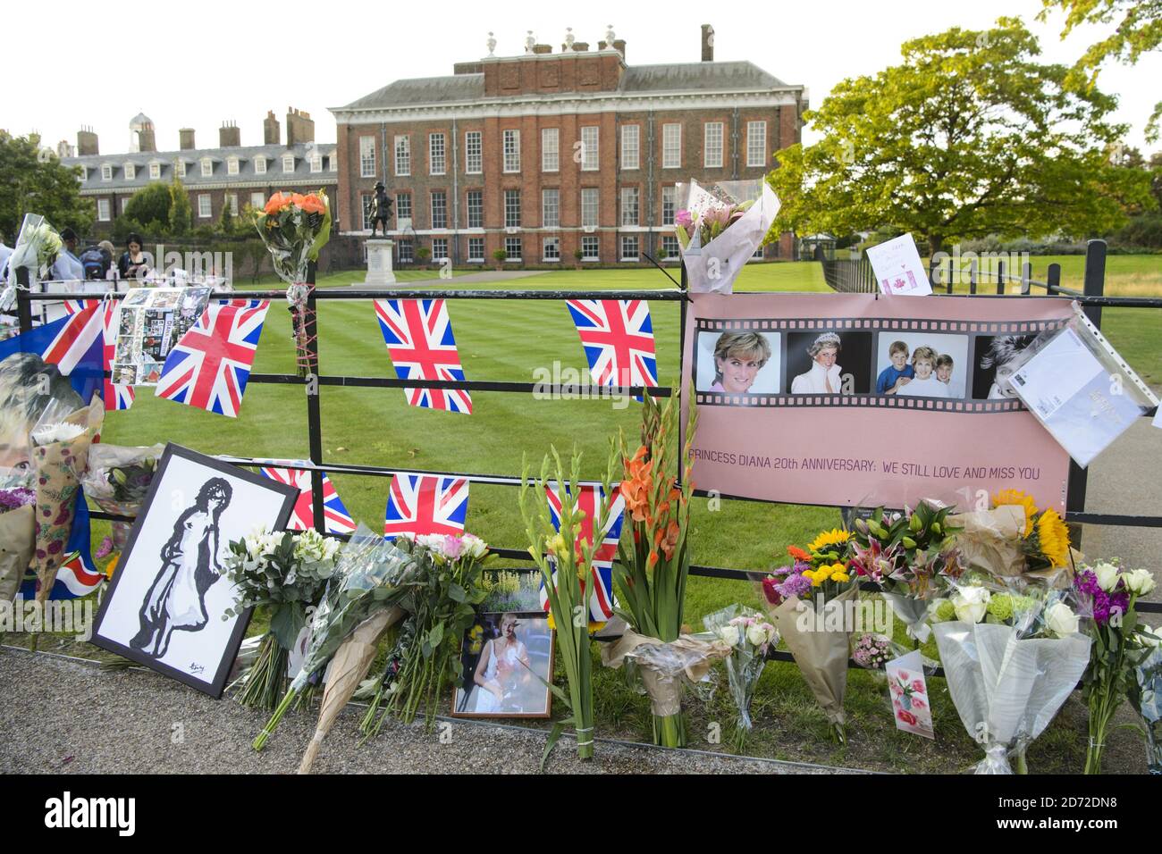 Fiori e tributi per celebrare il ventesimo anniversario della morte di Diana, principessa di Galles fuori Kensington Palace, a Londra. Data immagine: Giovedì 31 agosto, 2017. Il credito fotografico dovrebbe essere: Matt Crossick/ EMPICS Entertainment. Foto Stock