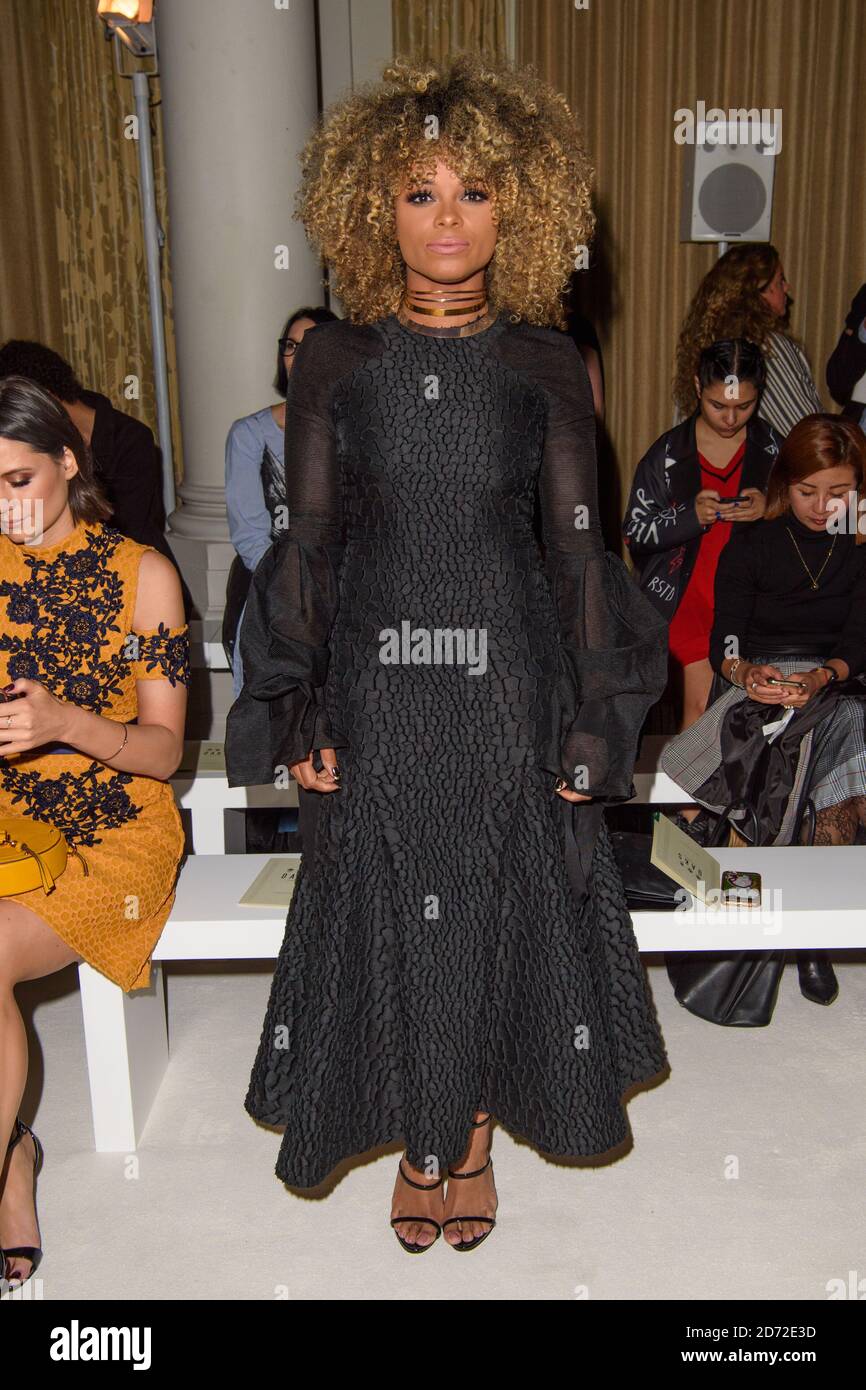 Fleur East in prima fila durante lo spettacolo Daks London Fashion Week SS18 che si tiene al Langham Hotel di Londra. Data immagine: Venerdì 16 settembre 2017. Il credito fotografico dovrebbe essere: Matt Crossick/ EMPICS Entertainment. Foto Stock