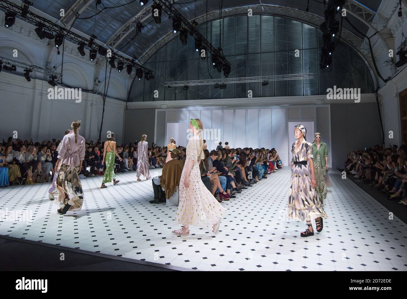 Modelli sulla passerella alla sfilata della Temperley London Fashion Week SS18, tenutasi alla Lindley Hall di Londra. Data immagine: Domenica 17 settembre 2017. Il credito fotografico dovrebbe essere: Matt Crossick/ EMPICS Entertainment. Foto Stock