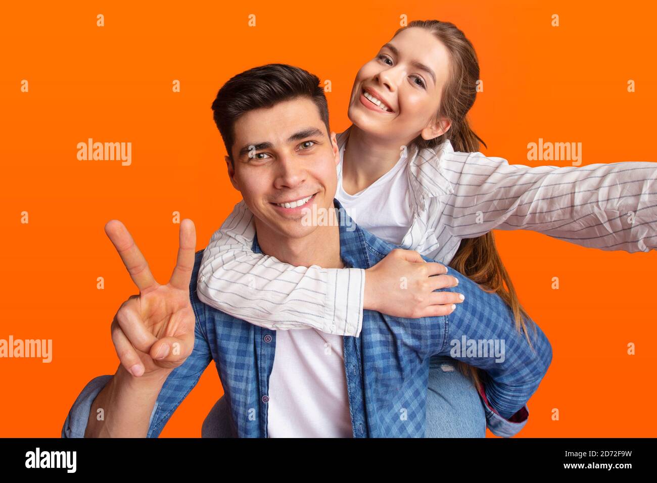 Selfie insieme, emozioni di gioia e stile di vita hipster moderno Foto Stock