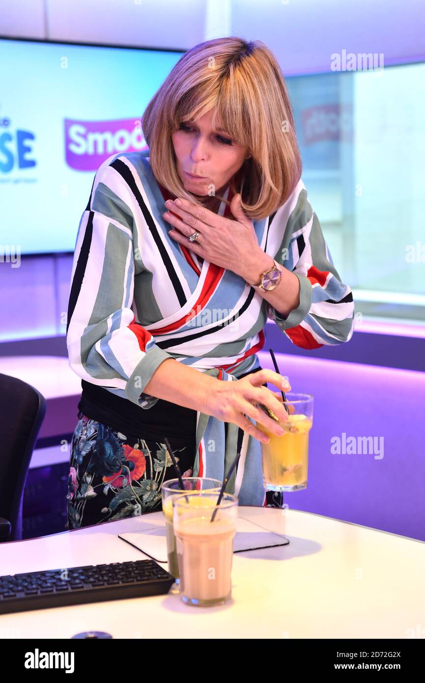 Kate Garraway beve frullati orribili come un sfidante di raccolta fondi durante il Global's Make Some Noise Day 2017, presso i loro studi a Leicester Square, Londra. L'evento aiuta a raccogliere fondi per il Global's fare un po 'rumore, la carità istituita da Global per aiutare i giovani svantaggiati in tutto il Regno Unito. Data immagine: Venerdì 6 ottobre 2017. Il credito fotografico dovrebbe essere: Matt Crossick/ EMPICS Entertainment. Foto Stock