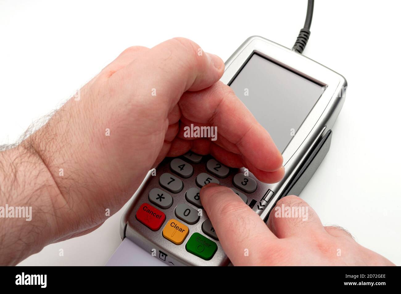 Pagamenti con carta di credito e di debito, privacy finanziaria e sicurezza dei dati bancari con la mano utilizzata come scudo mentre si inserisce il PIN sulla tastiera isolata Foto Stock