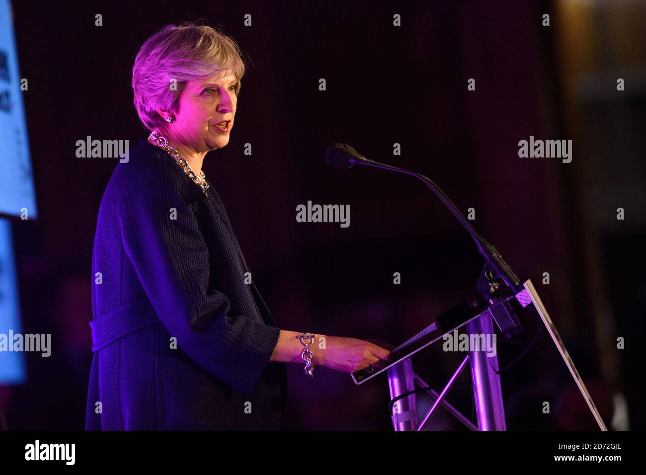 Il primo Ministro Theresa May ha tenuto un discorso al Pink News Awards, a One Street, Londra. Data immagine: Mercoledì 18 ottobre 2017. Il credito fotografico dovrebbe essere: Matt Crossick/ EMPICS Entertainment. Foto Stock