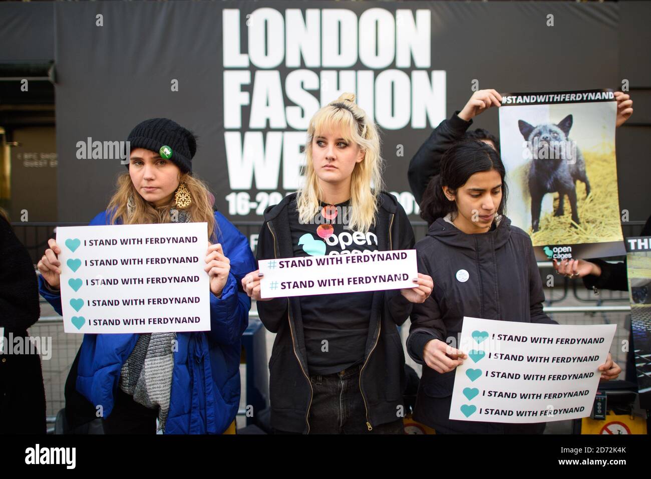 Manifestanti anti anti anti-pelliccia fuori dal BFC Showspace on the Strand, durante il primo giorno della London Fashion Week. Data immagine: Venerdì 16 febbraio 2018. Il credito fotografico dovrebbe essere: Matt Crossick/ EMPICS Entertainment. Foto Stock