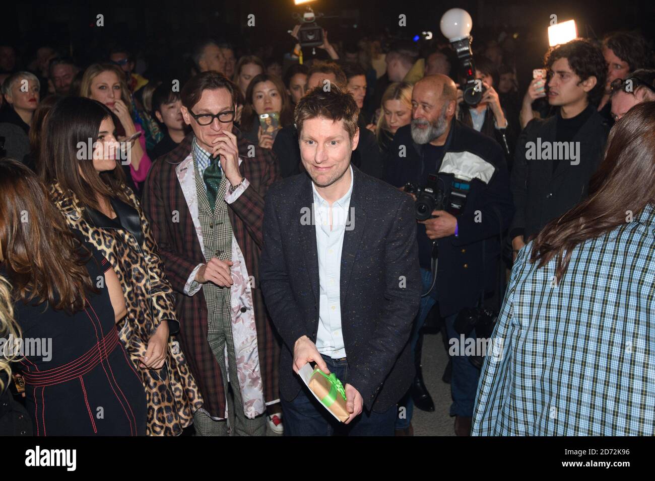 Christopher Bailey si congratula con i bravissimi wisher della passerella dopo lo spettacolo della Burberry London Fashion Week, che si tiene presso gli edifici Dimco di Londra. Data immagine: Sabato 17 febbraio 2018. Il credito fotografico dovrebbe essere: Matt Crossick/ EMPICS Entertainment. Foto Stock