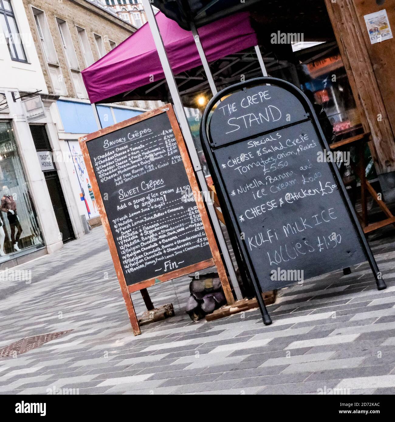 Londra UK Ottobre 19 2020, popup Market Takeaway Food Stall Chalk Board Menu senza persone Foto Stock