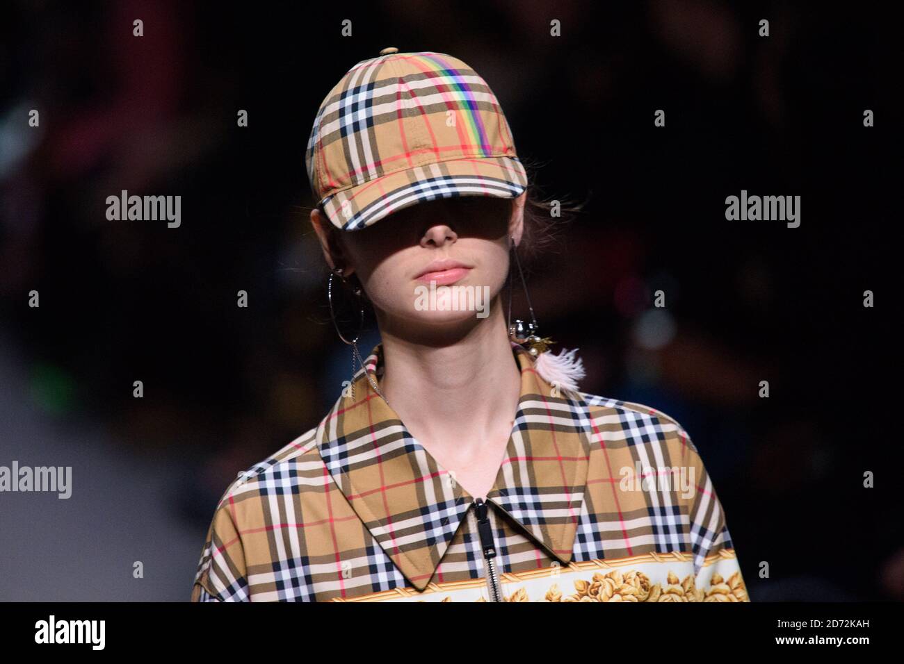 Modelli sulla passerella al Burberry London Fashion Week show, tenuto presso i Dimco Buildings di Londra. Data immagine: Sabato 17 febbraio 2018. Il credito fotografico dovrebbe essere: Matt Crossick/ EMPICS Entertainment. Foto Stock