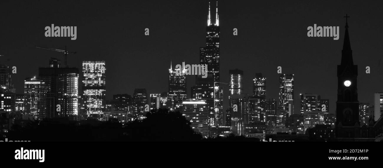 Lo skyline di Chicago di notte in B&W. Foto Stock