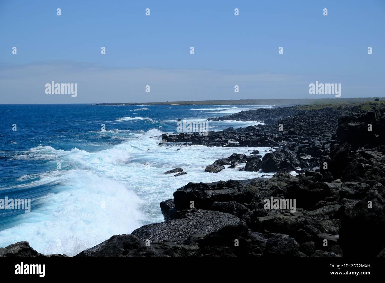 Ecuador Isole Galapagos - Isola di San Cristobal Acantilado la Loberia vista sulla costa con rocce vulcaniche Foto Stock