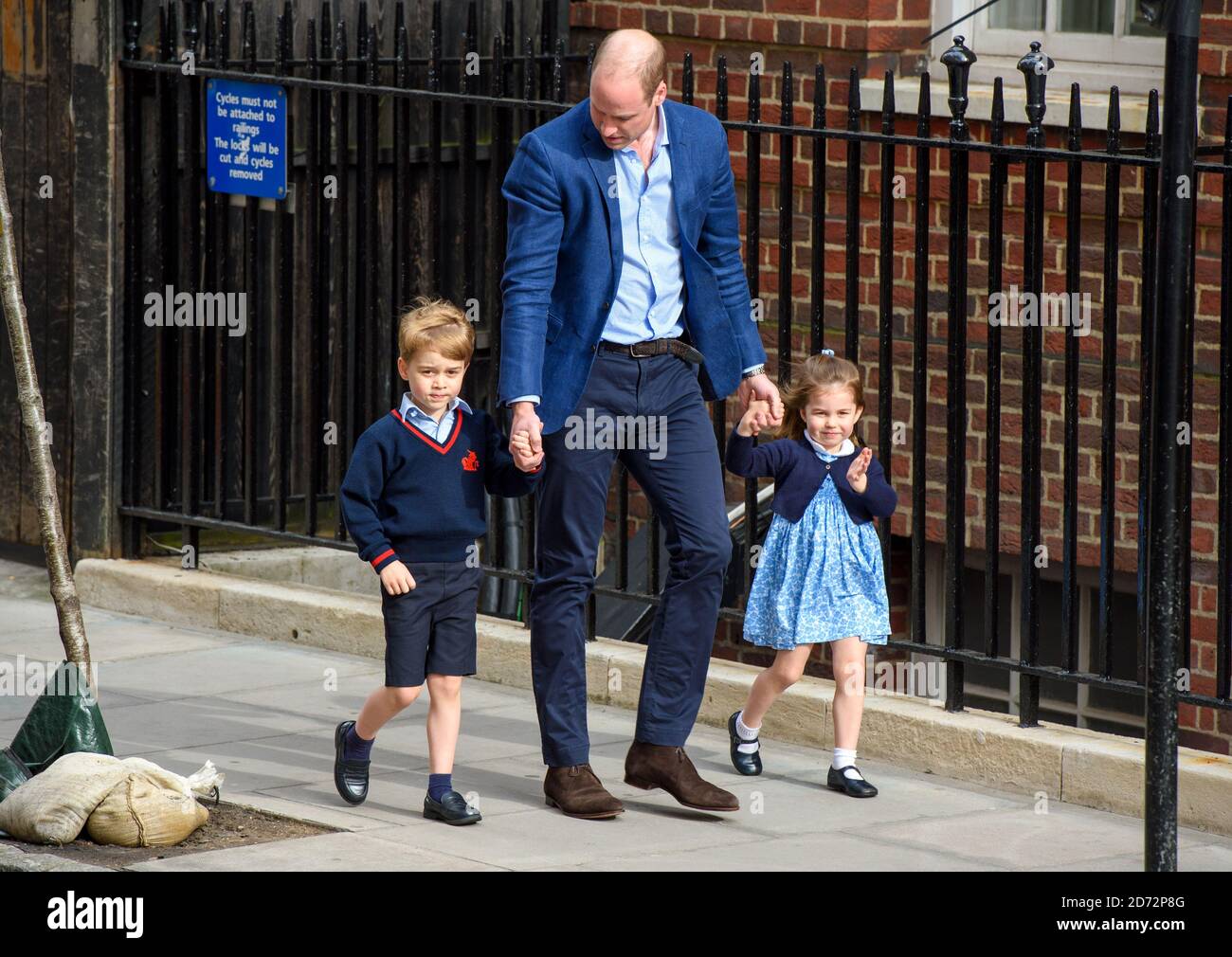 Il Duca di Cambridge con il Principe George e la Principessa Charlotte fuori dalla Lindo Wing presso il St Mary's Hospital di Paddington, Londra. Il credito fotografico dovrebbe essere: Matt Crossick/EMPICS Entertainment Foto Stock