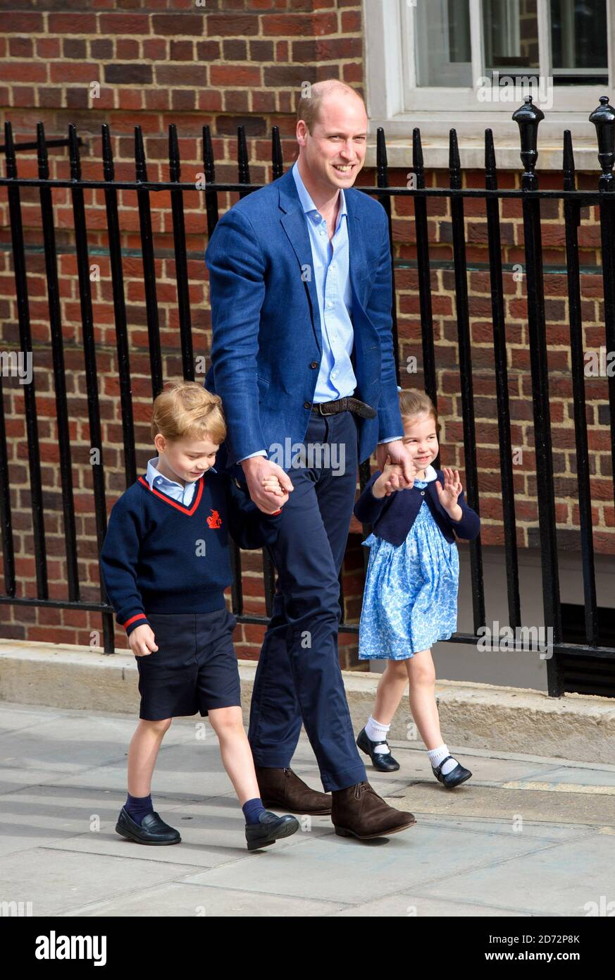 Il Duca di Cambridge con il Principe George e la Principessa Charlotte fuori dalla Lindo Wing presso il St Mary's Hospital di Paddington, Londra. Il credito fotografico dovrebbe essere: Matt Crossick/EMPICS Entertainment Foto Stock