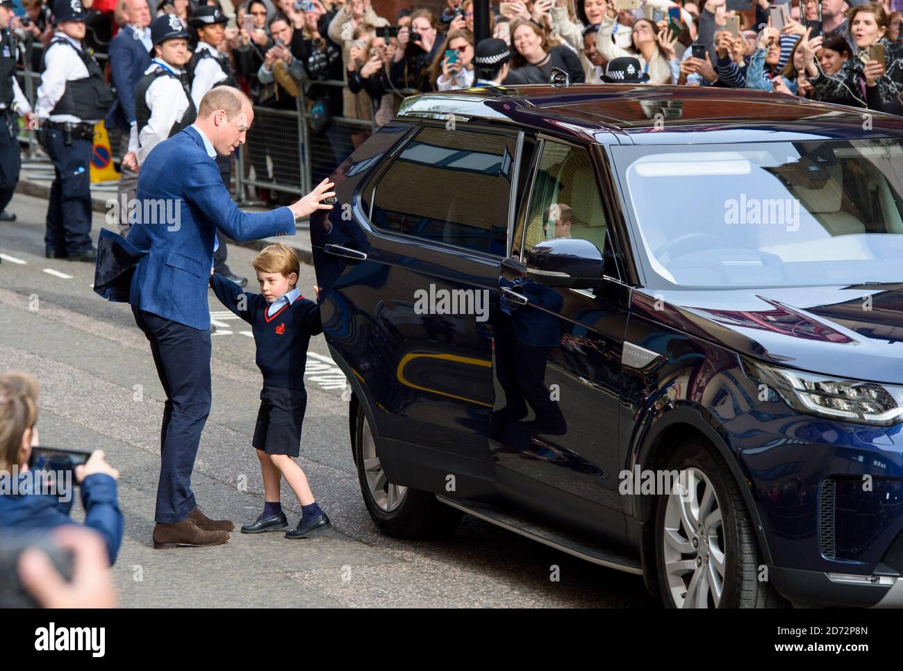 Il Duca di Cambridge e il Principe George arrivano fuori dalla Lindo Wing presso il St Mary's Hospital di Paddington, Londra. Il credito fotografico dovrebbe essere: Matt Crossick/EMPICS Entertainment Foto Stock