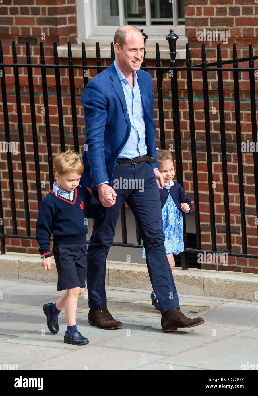 Il Duca di Cambridge con il Principe George e la Principessa Charlotte fuori dalla Lindo Wing presso il St Mary's Hospital di Paddington, Londra. Il credito fotografico dovrebbe essere: Matt Crossick/EMPICS Entertainment Foto Stock