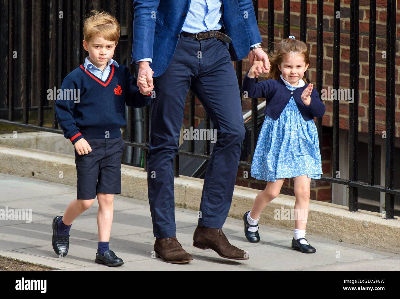 Il Duca di Cambridge con il Principe George e la Principessa Charlotte fuori dalla Lindo Wing presso il St Mary's Hospital di Paddington, Londra. Il credito fotografico dovrebbe essere: Matt Crossick/EMPICS Entertainment Foto Stock
