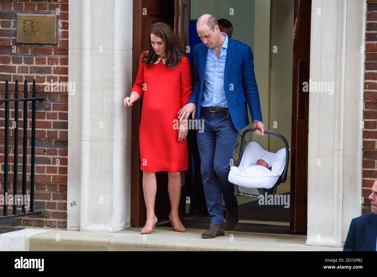 Il Duca e la Duchessa di Cambridge dipinarono fuori dall'Ala Lindo all'Ospedale St Mary di Paddington, Londra, dopo la nascita del loro secondo figlio. Il credito fotografico dovrebbe essere: Matt Crossick/EMPICS Entertainment Foto Stock