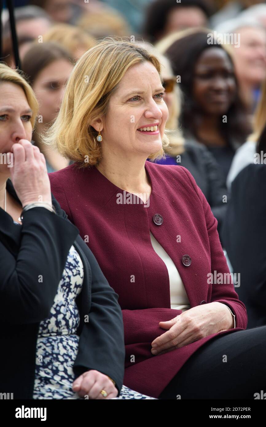 Home Segretario Amber Rudd alla scoperta della statua del leader suffragista Millicent Fawcett, in Parliament Square, Londra. La statua, dell'artista Gillian che indossa, è la prima statua di una donna a stare in piazza, e segna 100 anni da quando le prime donne hanno vinto il diritto di voto. Data immagine: Martedì 24 aprile 2018. Il credito fotografico dovrebbe essere: Matt Crossick/ EMPICS Entertainment. Foto Stock