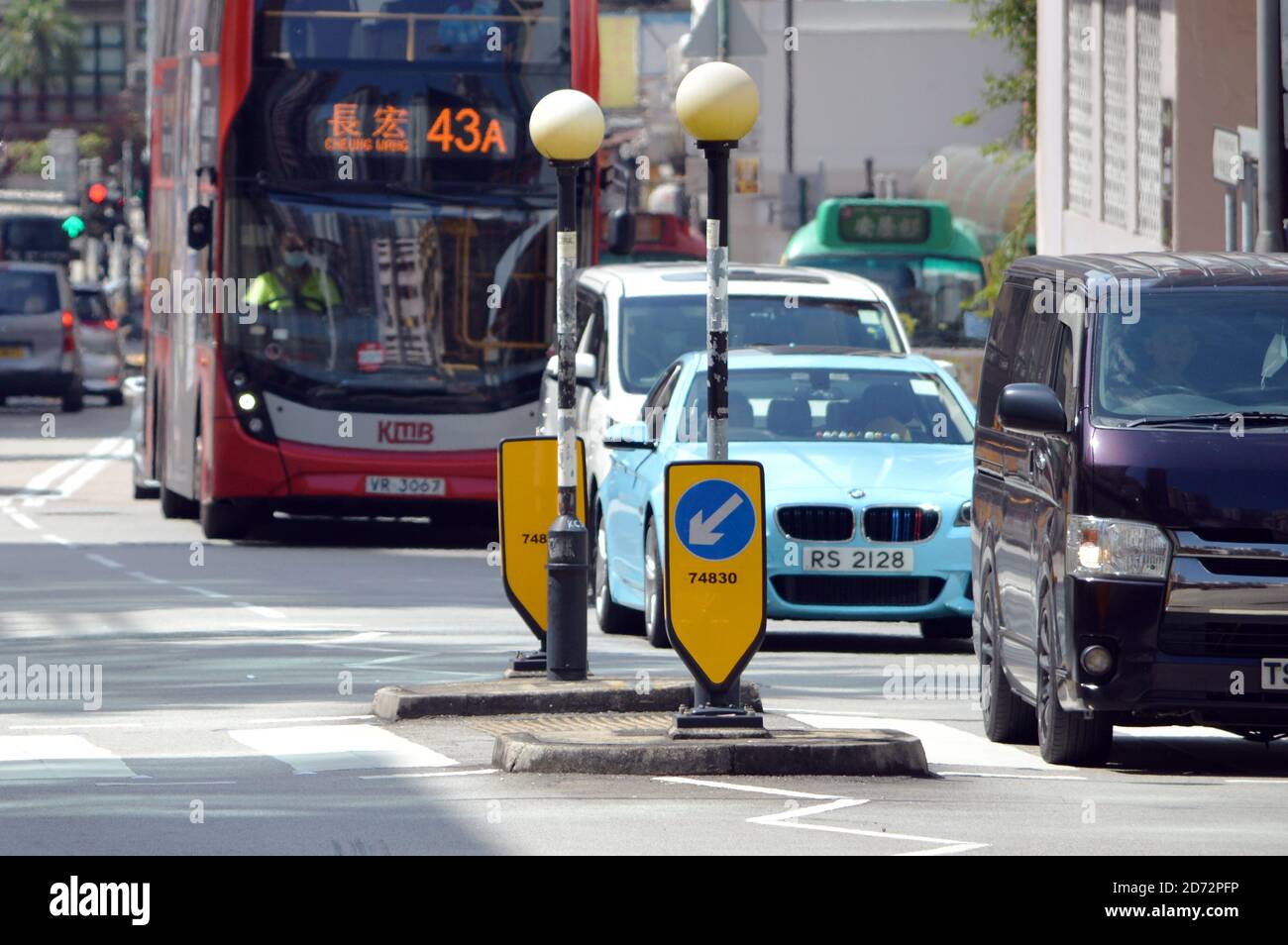 Isola di rifugio pedonale con i beacon di Beliha all'incrocio con zebra a Kwai Chung, Hong Kong Foto Stock