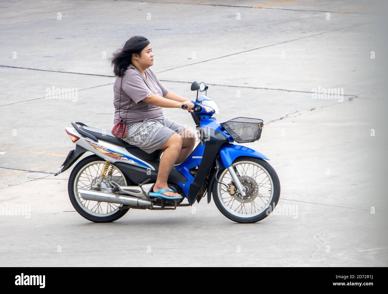 SAMUT PRAKAN, THAILANDIA, 22 2020 LUGLIO, una donna guida una moto Foto Stock