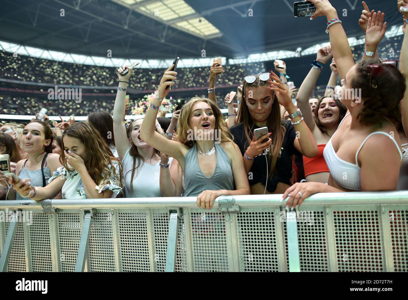Folla durante il Summertime Ball della capitale con Vodafone al Wembley Stadium, Londra. ... Foto Stock