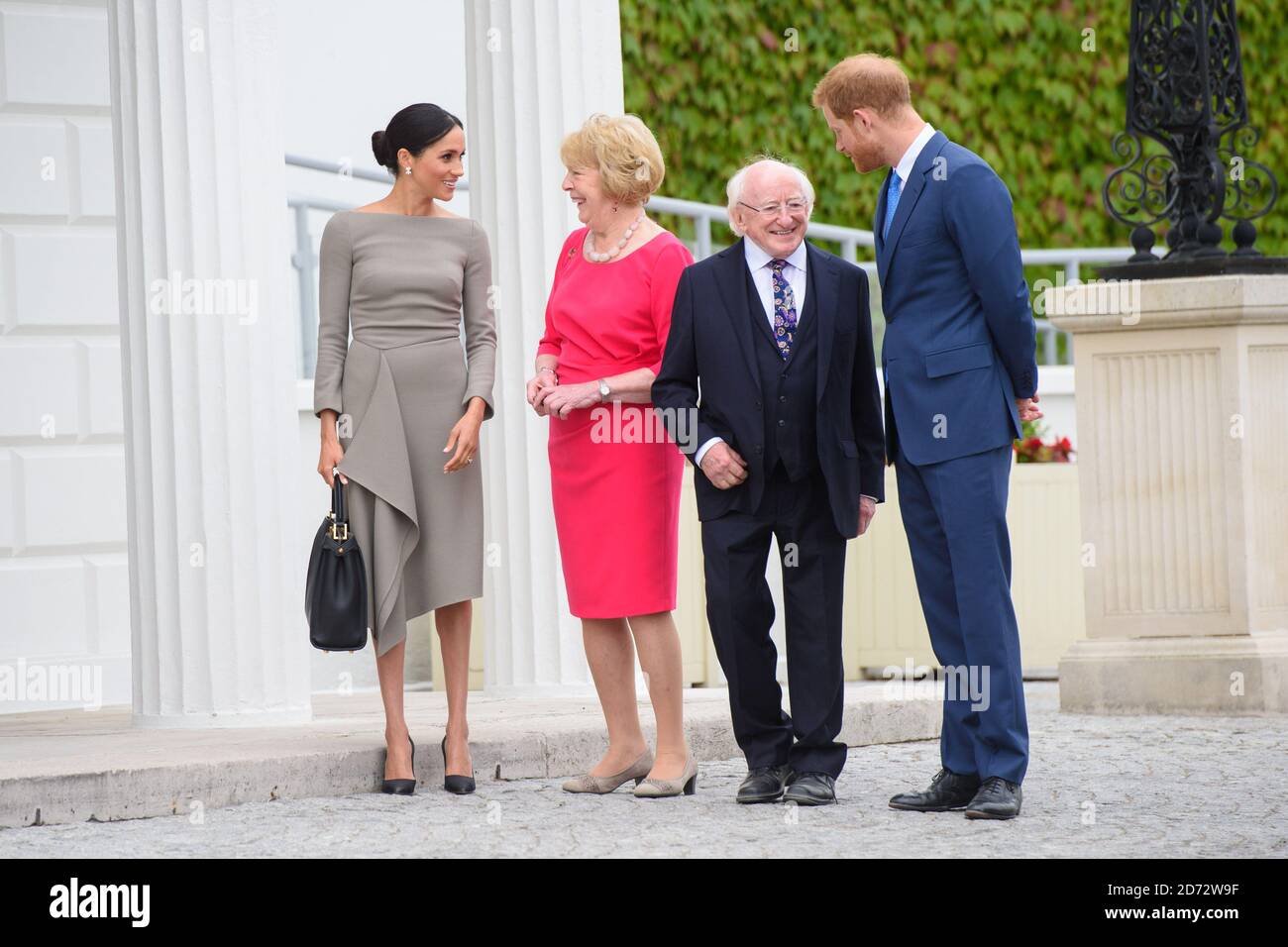 Meghan Markle, la duchessa del Sussex e il principe Harry, il duca del Sussex con il presidente Michael D Higgins e Sabina Higgins hanno ritratto ad Aras an Uachtarain il secondo giorno della visita della coppia reale a Dublino, Irlanda. Data immagine: Mercoledì 11 luglio 2018. Il credito fotografico dovrebbe essere: Matt Crossick/ EMPICS Entertainment. Foto Stock Meghan Markle, la duchessa del Sussex e il principe Harry, il duca del Sussex con il presidente Michael D Higgins e Sabina Higgins hanno ritratto ad Aras an Uachtarain il secondo giorno della visita della coppia reale a Dublino, Irlanda. Data immagine: Mercoledì 11 luglio 2018. Il credito fotografico dovrebbe essere: Matt Crossick/ EMPICS Entertainment. Foto Stock
