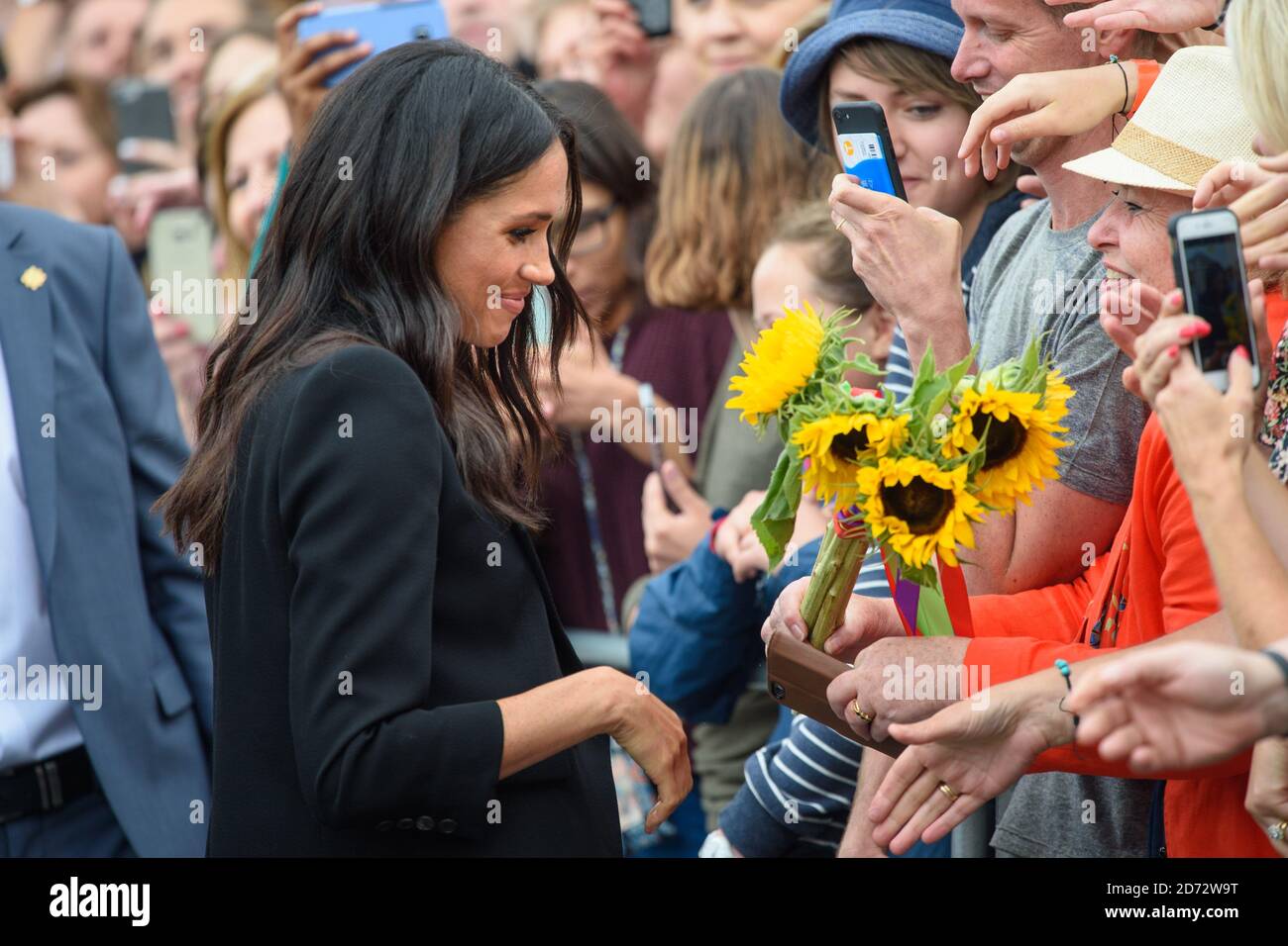 Meghan Markle, la Duchessa del Sussex, saluta bene i wishers durante una passeggiata al Trinity College, il secondo giorno della visita reale a Dublino, Irlanda. Data immagine: Mercoledì 11 luglio 2018. Il credito fotografico dovrebbe essere: Matt Crossick/ EMPICS Entertainment. Foto Stock