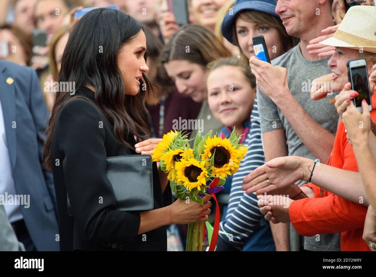 Meghan Markle, la Duchessa del Sussex, saluta bene i wishers durante una passeggiata al Trinity College, il secondo giorno della visita reale a Dublino, Irlanda. Data immagine: Mercoledì 11 luglio 2018. Il credito fotografico dovrebbe essere: Matt Crossick/ EMPICS Entertainment. Foto Stock