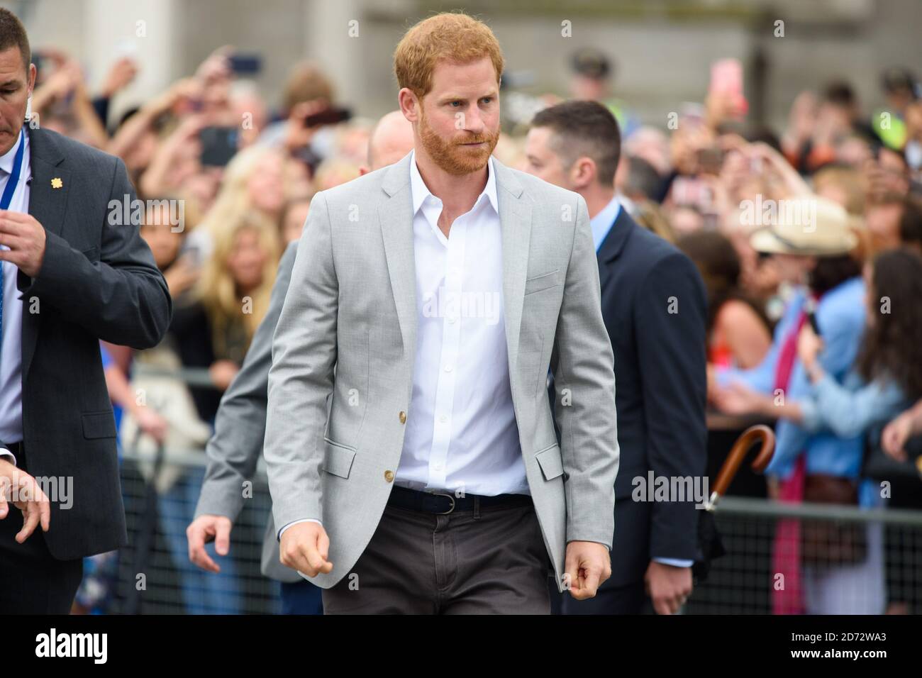 Il principe Harry, il duca del Sussex, saluta bene i wishers durante una passeggiata nel Trinity College, il secondo giorno della visita reale a Dublino, Irlanda. Data immagine: Mercoledì 11 luglio 2018. Il credito fotografico dovrebbe essere: Matt Crossick/ EMPICS Entertainment. Foto Stock