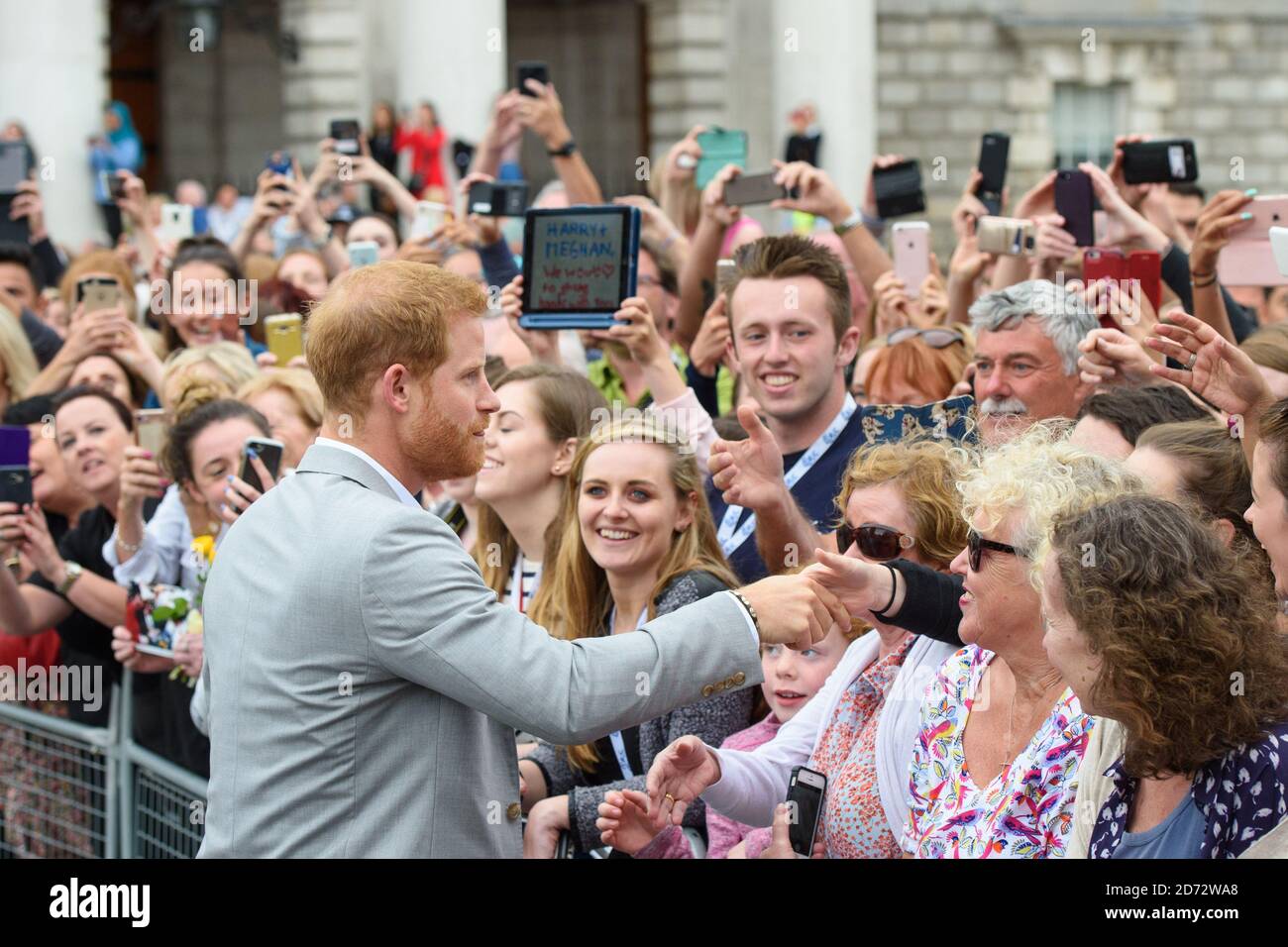 Il principe Harry, il duca del Sussex, saluta bene i wishers durante una passeggiata nel Trinity College, il secondo giorno della visita reale a Dublino, Irlanda. Data immagine: Mercoledì 11 luglio 2018. Il credito fotografico dovrebbe essere: Matt Crossick/ EMPICS Entertainment. Foto Stock