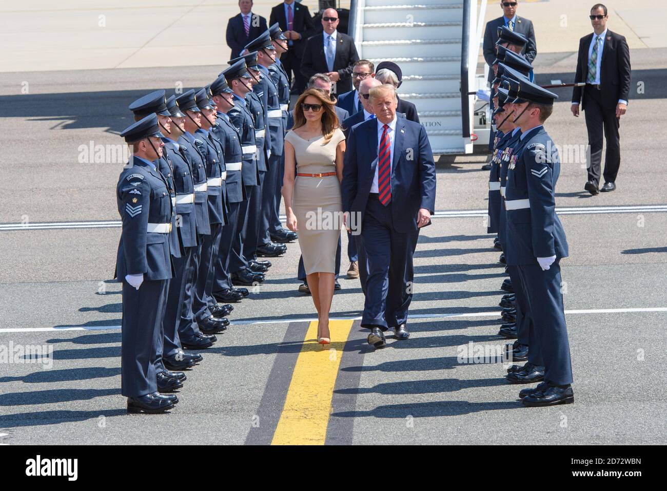 Il presidente DEGLI STATI UNITI Donald Trump e sua moglie Melania arrivano sull'Air Force One all'aeroporto di Stansted, Essex, prima della sua visita nel Regno Unito. Data immagine: Giovedì 12 luglio 2018. Il credito fotografico dovrebbe essere: Matt Crossick/ EMPICS Entertainment. Foto Stock