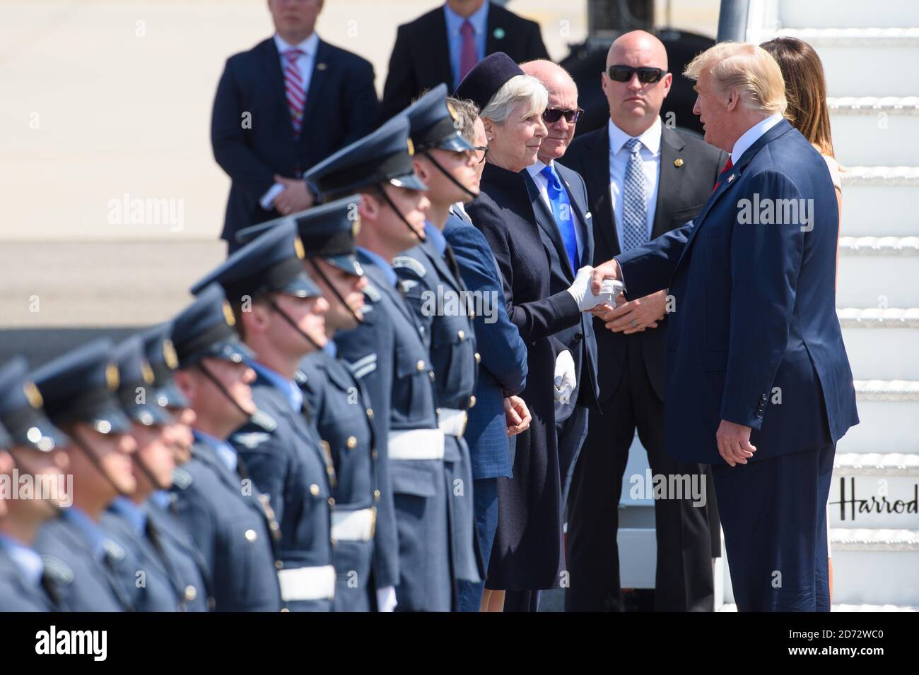 Il presidente DEGLI STATI UNITI Donald Trump e sua moglie Melania arrivano sull'Air Force One all'aeroporto di Stansted, Essex, prima della sua visita nel Regno Unito. Data immagine: Giovedì 12 luglio 2018. Il credito fotografico dovrebbe essere: Matt Crossick/ EMPICS Entertainment. Foto Stock