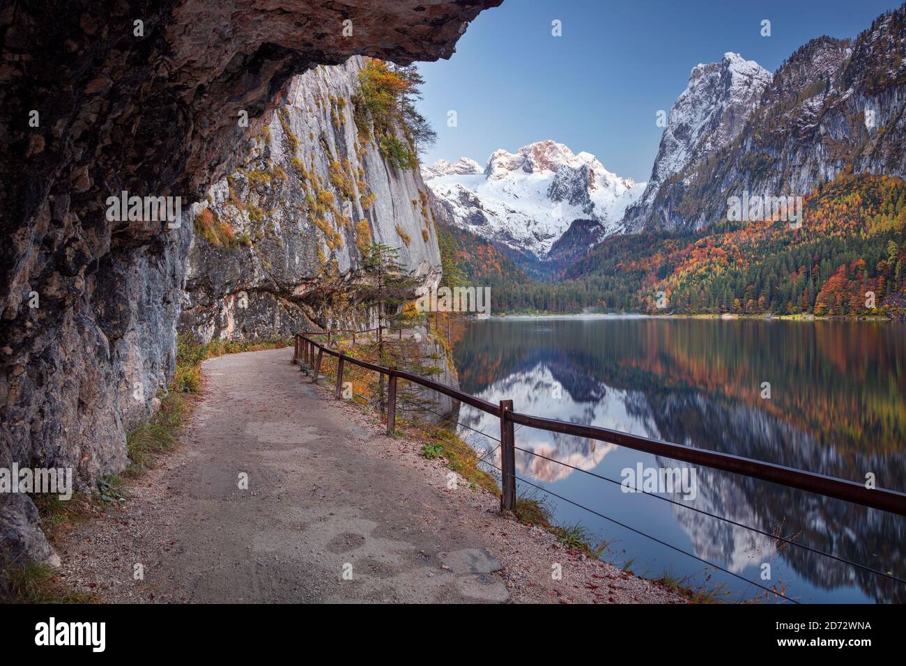 Gosausee, Alpi europee. Immagine paesaggistica di Gosausee, Austria situata nelle Alpi europee al tramonto d'autunno. Foto Stock