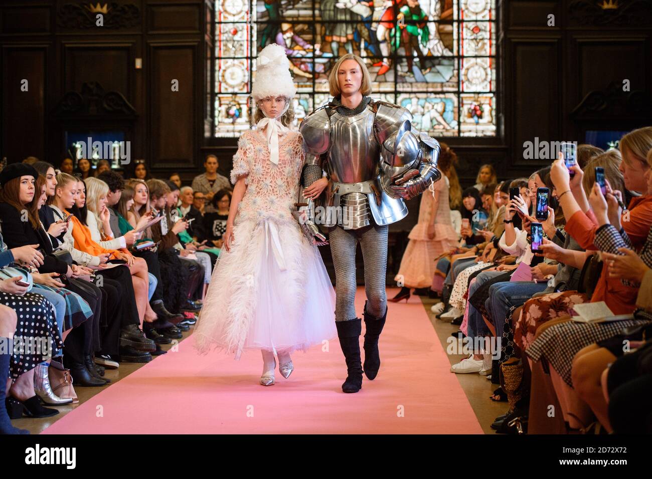 Modelli sulla passerella durante il Ryan lo Primavera/Estate 2019 London Fashion Week show alla Stationers' Hall, Londra Data immagine: Venerdì 14 settembre 2018. Il credito fotografico dovrebbe essere: Matt Crossick/ EMPICS Entertainment. Foto Stock