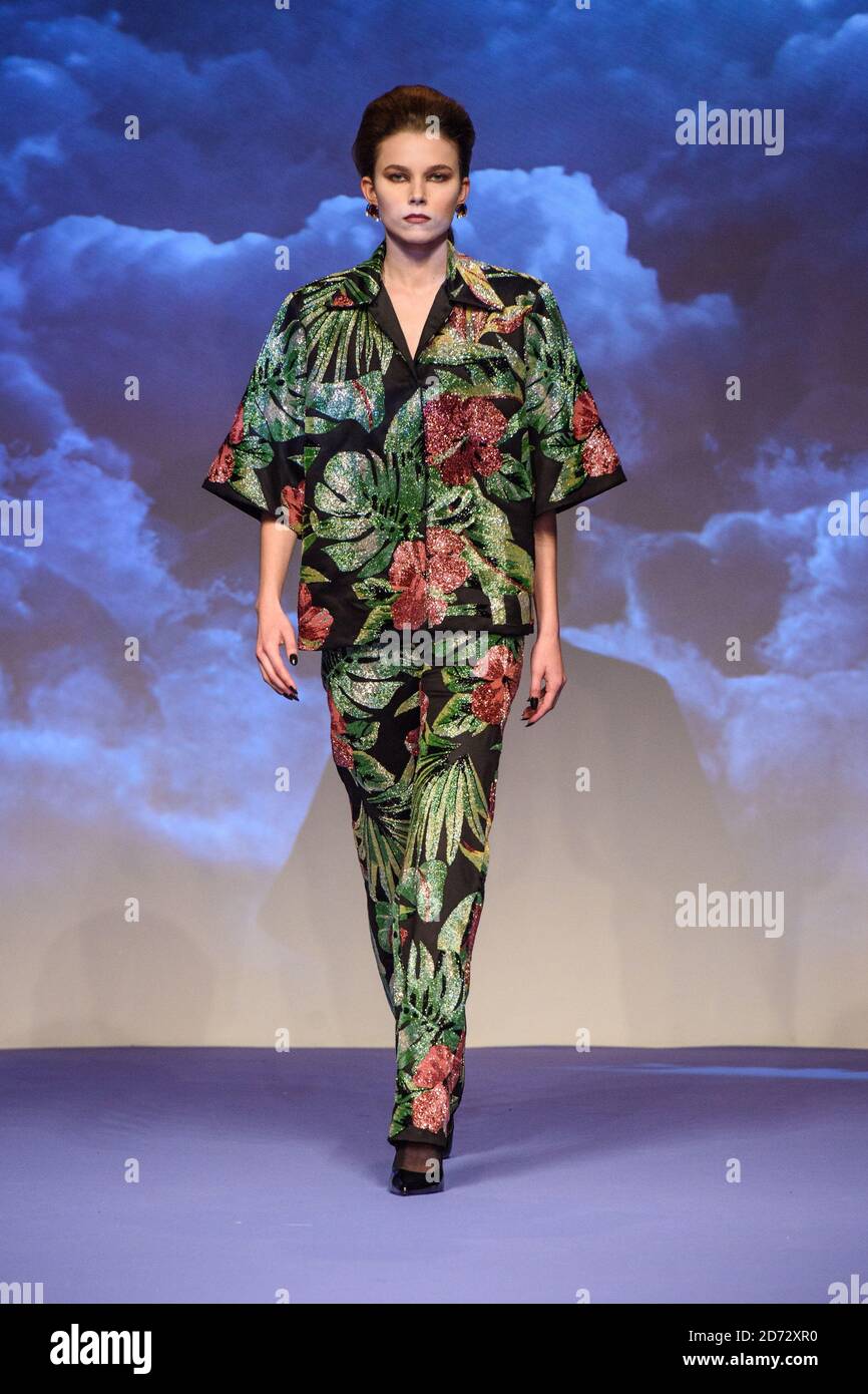 Modelli sulla passerella durante lo spettacolo Richard Quinn Primavera/Estate 2019 London Fashion Week allo spazio espositivo BFC di Londra. Data immagine: Martedì 18 settembre 2018. Il credito fotografico dovrebbe essere: Matt Crossick/ EMPICS Entertainment. Foto Stock