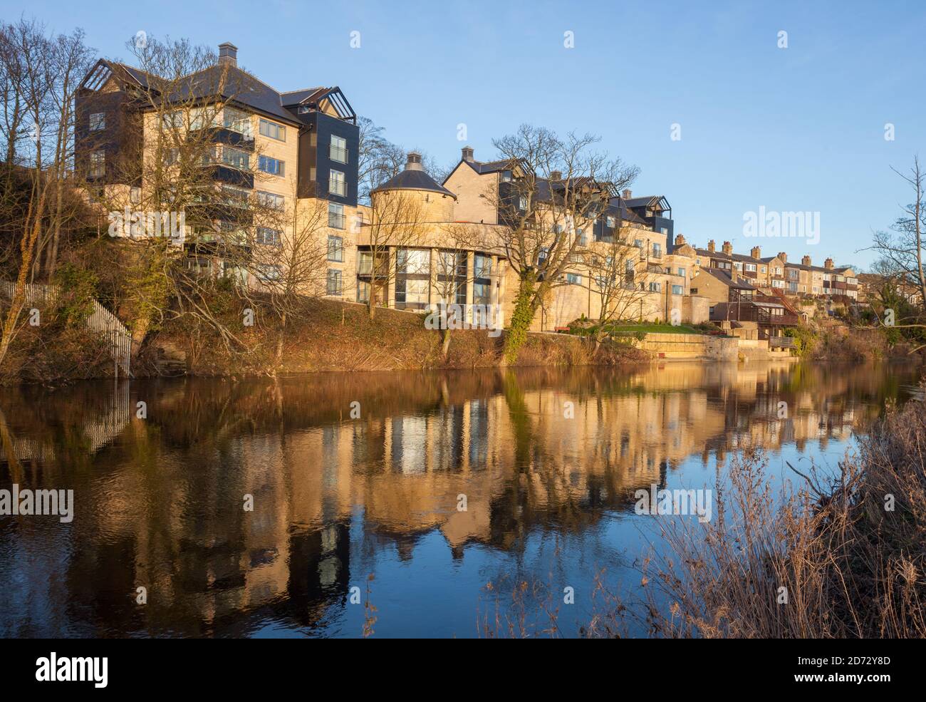 Moderno complesso di appartamenti lungo il fiume Wharfe a Wetherby, West Yorkshire Foto Stock