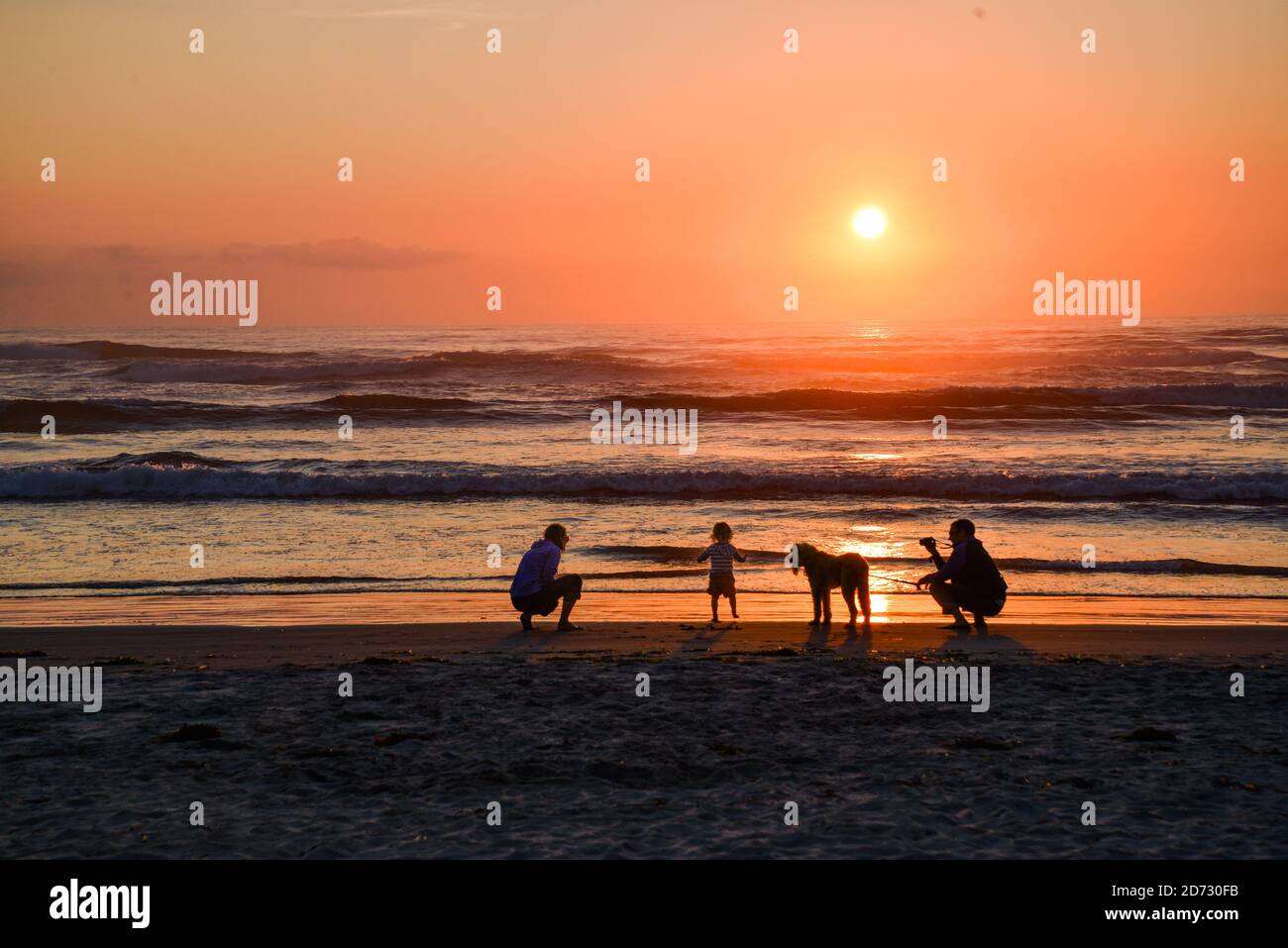 Silhouette al tramonto su Cannon Beach, costa dell'Oregon, Oceano Pacifico, USA. Foto Stock