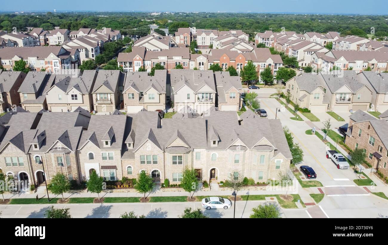 Fila di nuovissime case cittadine e appartamenti nel centro di Flower Mound, Texas, Stati Uniti Foto Stock