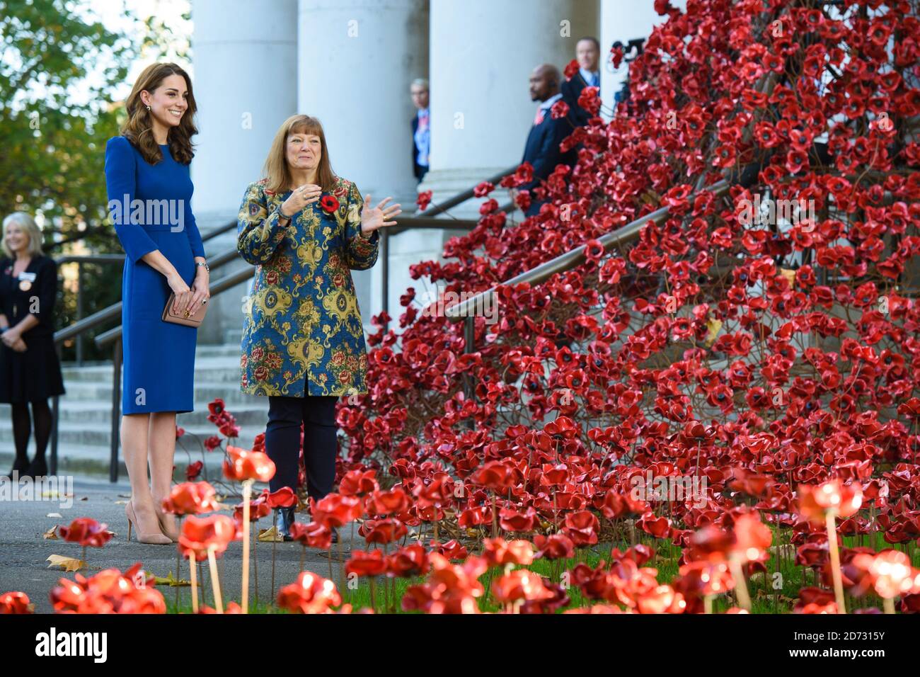 La Duchessa di Cambridge (a sinistra) parla con Diane Lees, direttore generale dei Musei della Guerra Imperiale, mentre guardano la scultura papavero che piange la finestra quando arriva all'IWM di Londra per vedere le lettere relative ai tre fratelli della sua bisnonna, Tutti i quali combattevano e morirono durante la prima guerra mondiale. Data immagine: Mercoledì 31 ottobre 2018. Il credito fotografico dovrebbe essere: Matt Crossick/ EMPICS Entertainment. Foto Stock