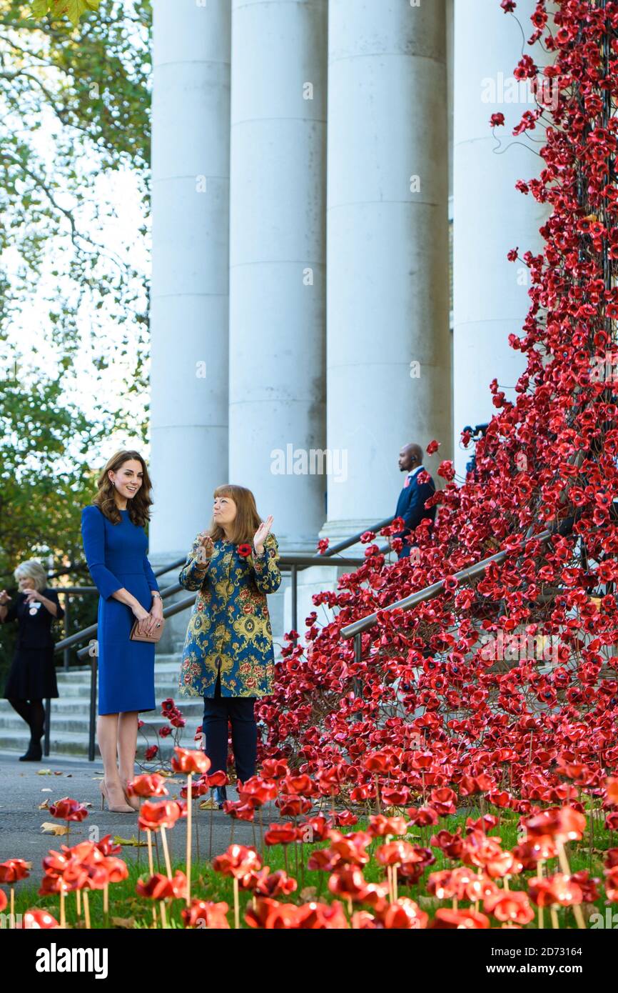 La Duchessa di Cambridge (a sinistra) parla con Diane Lees, direttore generale dei Musei della Guerra Imperiale, mentre guardano la scultura papavero che piange la finestra quando arriva all'IWM di Londra per vedere le lettere relative ai tre fratelli della sua bisnonna, Tutti i quali combattevano e morirono durante la prima guerra mondiale. Data immagine: Mercoledì 31 ottobre 2018. Il credito fotografico dovrebbe essere: Matt Crossick/ EMPICS Entertainment. Foto Stock