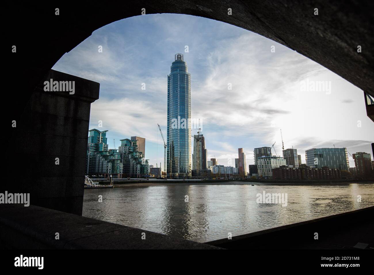 St George's Wharf Tower a Vauxhall, a sud di Londra. Un gran numero di appartamenti di lusso e ultra-lusso di nuova costruzione a Londra non riescono a vendere, in quanto gli investitori stranieri investono meno in proprietà del Regno Unito. Data immagine: Mercoledì 14 novembre 2018. Il credito fotografico dovrebbe essere: Matt Crossick/ EMPICS Entertainment. Foto Stock