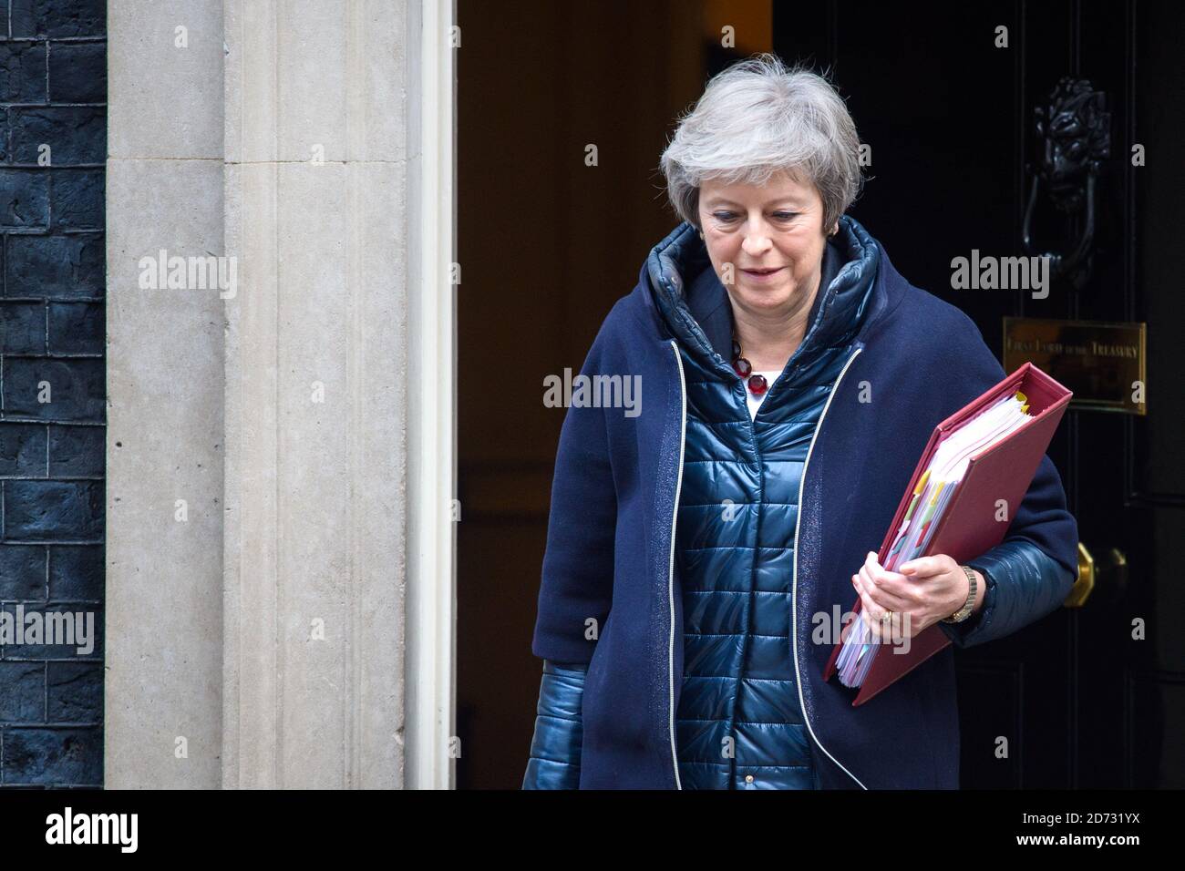 Il primo ministro Theresa maggio lascia 10 Downing Street, Londra, prima delle interrogazioni del primo ministro. Data immagine: Mercoledì 21 novembre 2018. Il credito fotografico dovrebbe essere: Matt Crossick/ EMPICS Entertainment. Foto Stock