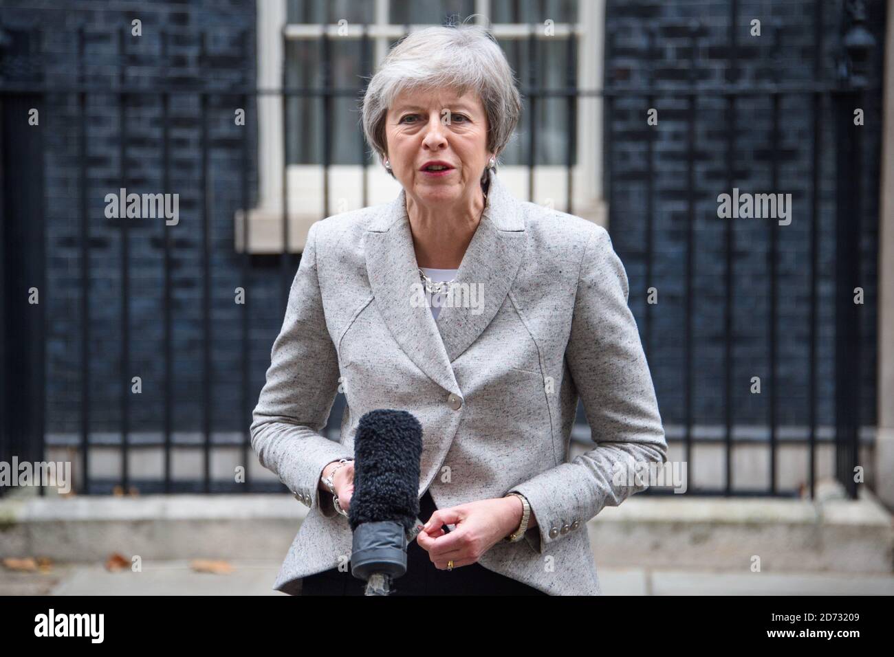 Il primo ministro Theresa May fa una dichiarazione a Downing Street, Londra, annunciando che ha concordato un progetto di accordo sulla Brexit con Bruxelles. Data immagine: Giovedì 22 novembre 2018. Il credito fotografico dovrebbe essere: Matt Crossick/ EMPICS Entertainment. Foto Stock