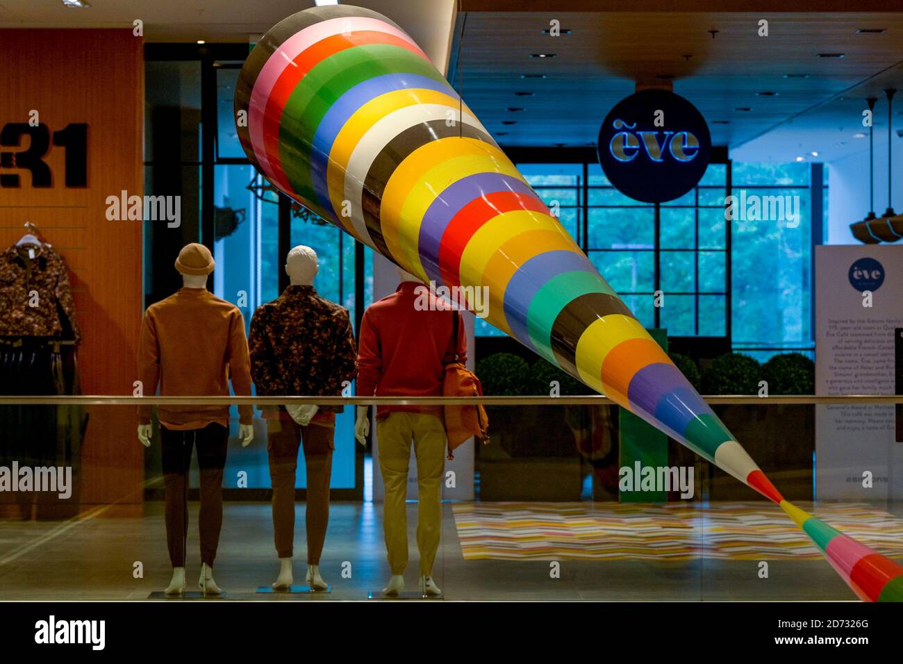 Installazione artistica cilindrica, The Bow Tie dell'artista Douglas Coupland, la Maison Simons Department Store, Park Royal Shopping Centre, West Vancouver, B. Foto Stock