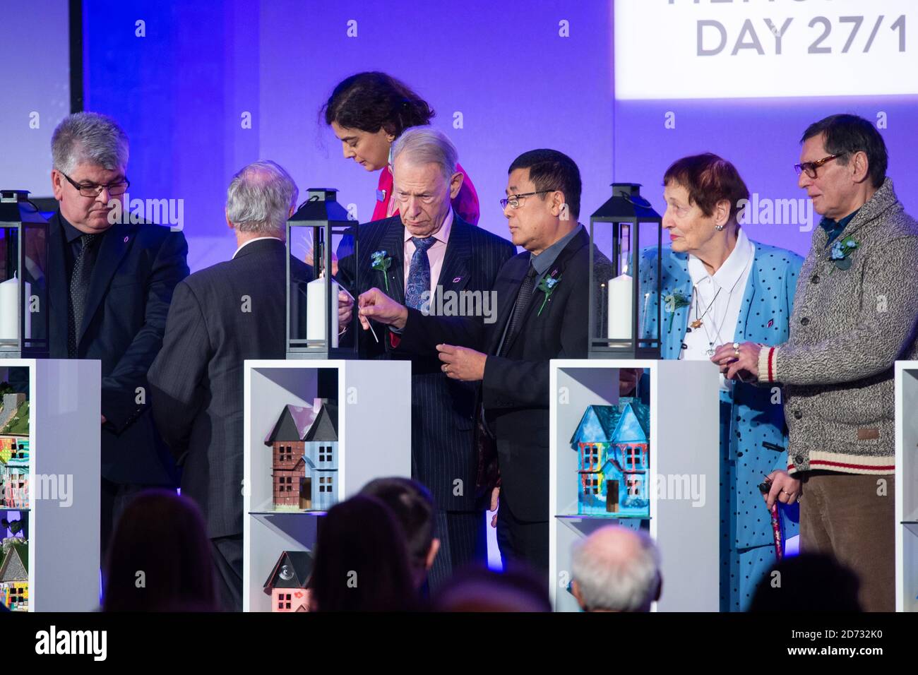 I sopravvissuti dell'Olocausto e altri genocidi illuminano le candele durante una cerimonia in occasione del Memoriale dell'Olocausto, presso il centro QEII di Westminster, Londra, organizzato dal Holocaust Memorial Day Trust. Data immagine: Domenica 27 gennaio 2019. Il credito fotografico dovrebbe essere: Matt Crossick/ EMPICS Entertainment. Foto Stock